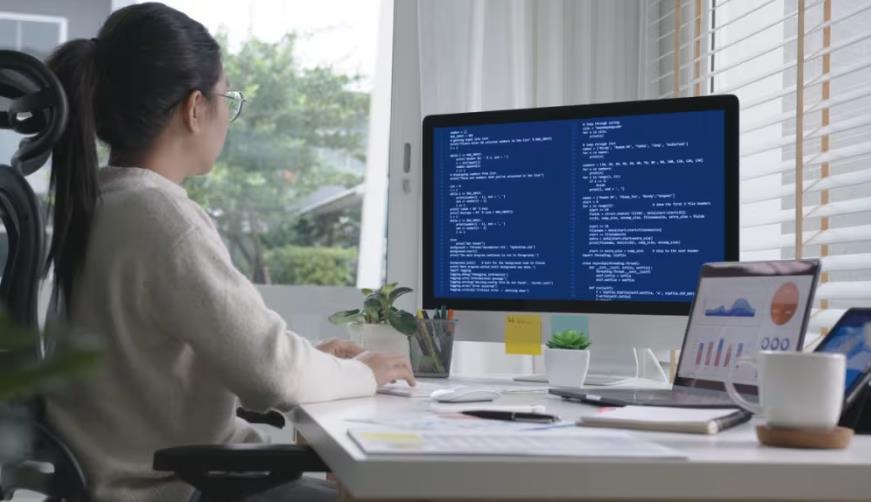 曲麻莱县软件开发公司实战建议:网站赋能,为何必须接入支持机器人?